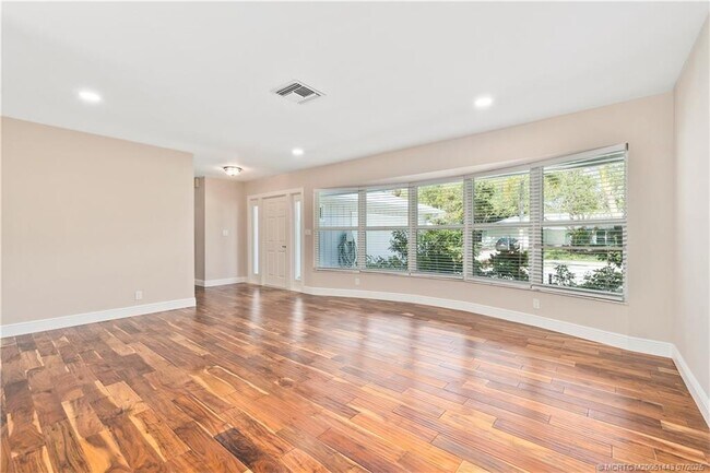 Building Photo - 7 Riverview Dr