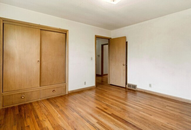 Building Photo - OREGON MID CENTURY DREAM