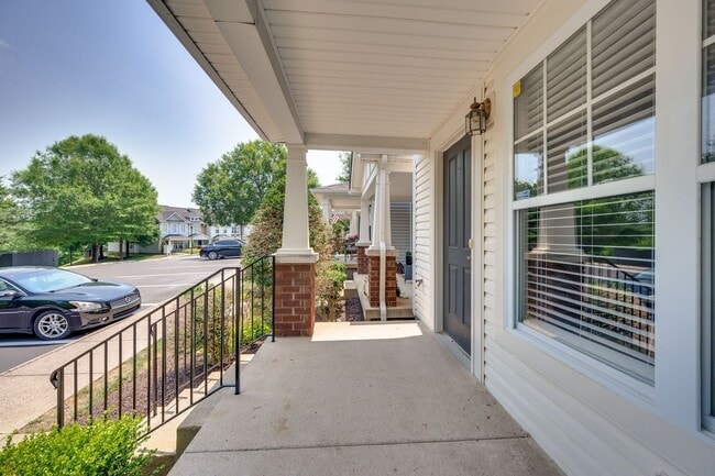 Building Photo - Renovated Townhome in Convenient Nashville...
