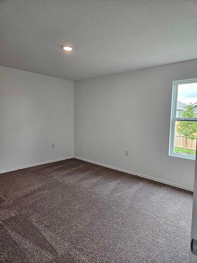 Building Photo - Welcome to Your Home in the Desirable Vida Subdivision!