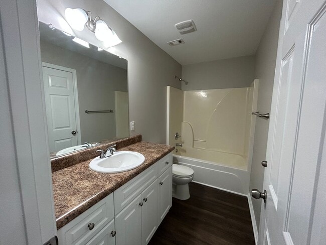 Building Photo - Beautiful End Unit Townhome