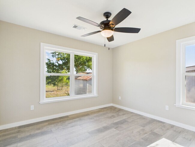 Building Photo - Harper TX Rental