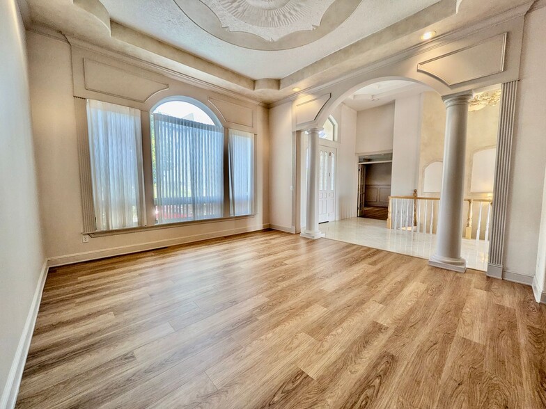Building Photo - 3014 NW Chapin Dr