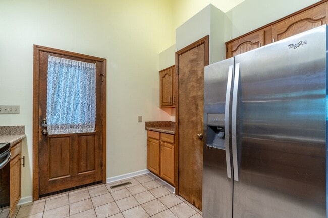 Building Photo - Meticulously maintained property with a st...