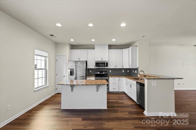 Building Photo - 3323 Major Samuals Way