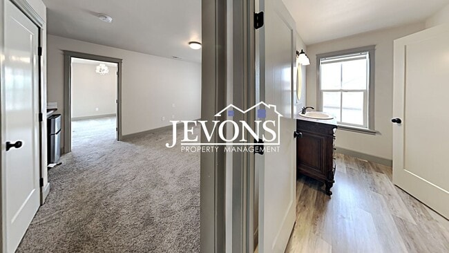 Building Photo - Spacious 4-bedroom home with fully equippe...