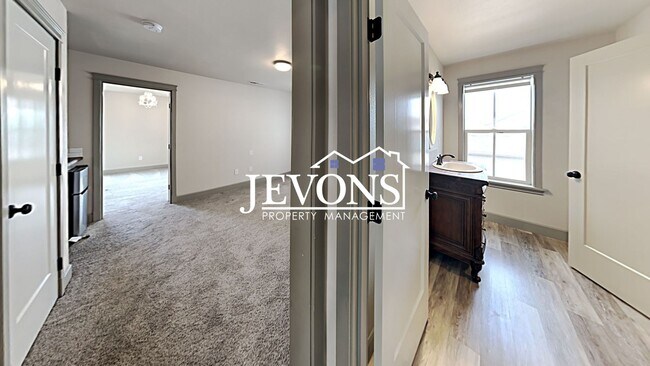 Building Photo - Spacious home with fully equipped kitchen and 2-car garage near Stewart Park