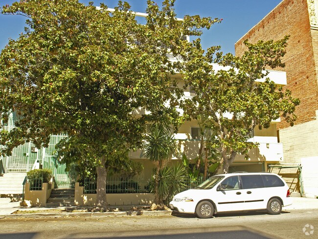 Building Photo - Hollywood Villa Apts.