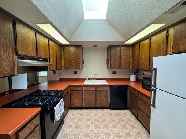 Building Photo - 2437 Ridgewood Dr