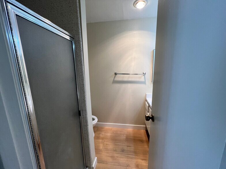 Primary Ensuite Bath - 28549 Conejo View Dr