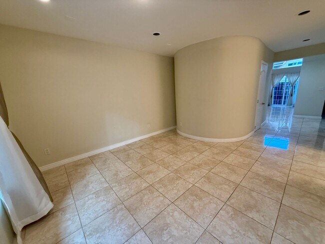 Building Photo - 9 Rooms  6 Bedroom 4 baths Granite Kitchen Executive Home For $5990