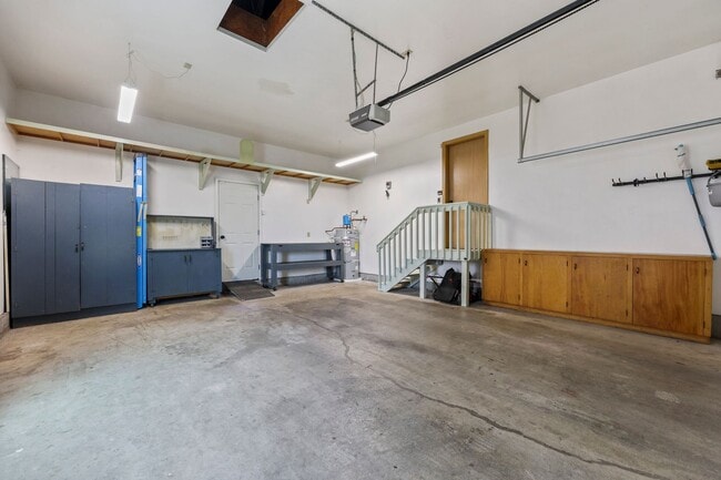 Building Photo - Move in ready - 3 bedrooms, 2 bath rambler...