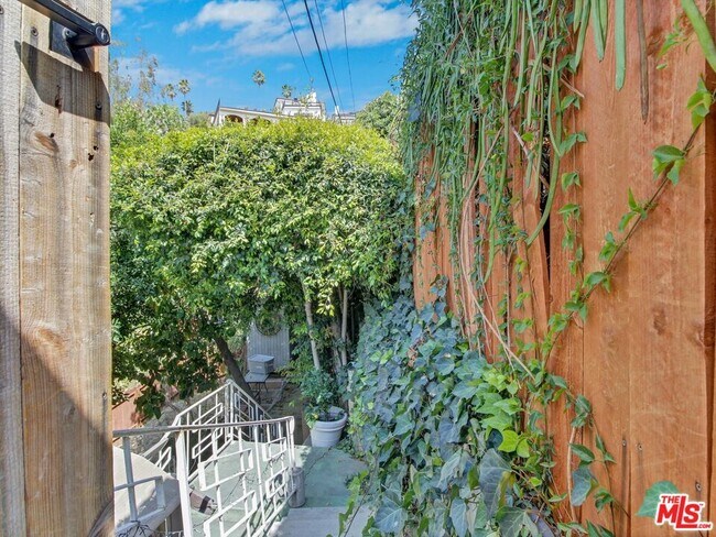 Building Photo - 6921 Pso Del Serra