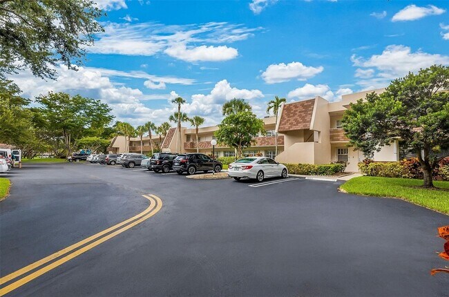 Building Photo - 3611 Oaks Clubhouse Dr