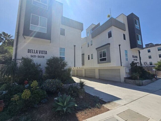 Building Photo - Discover this stunning 2-bedroom, 2-bath home in San Diego!