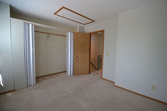 Building Photo - 2 Bed 1 Bath Townhome Centrally Located
