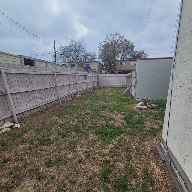 Building Photo - Spacious 2 BR/2.5 bath townhome near the Medical Center w/a fenced in yard!