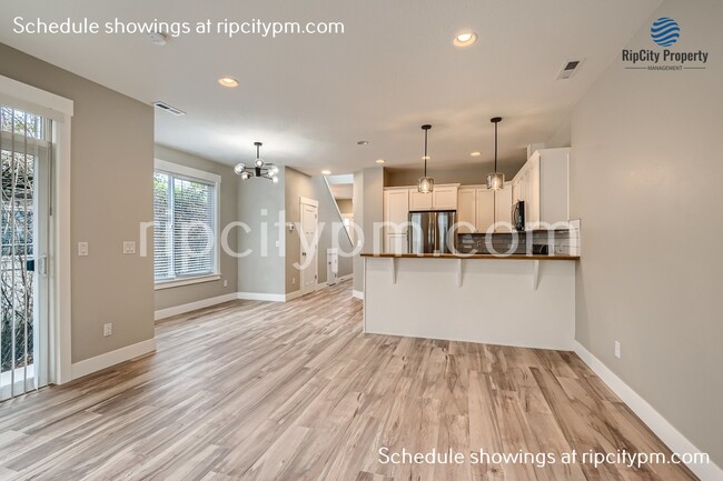 Building Photo - Gorgeous 3-Bed/2.5 Bath townhouse in St. J...