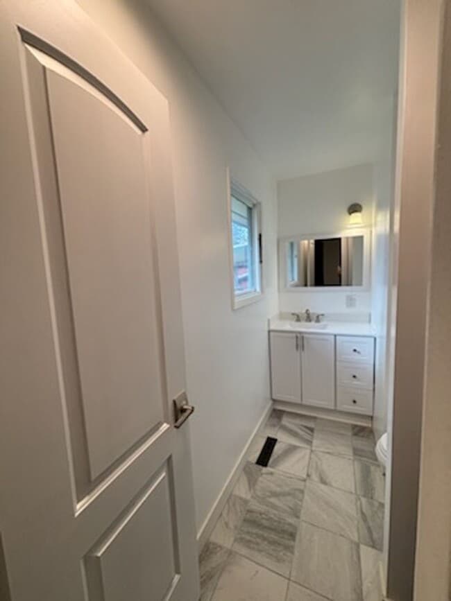 Building Photo - Unique duplex in post falls
