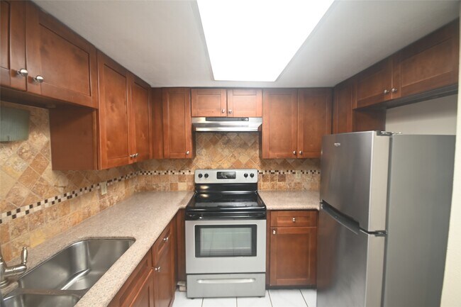 Building Photo - 8340 La Roche Ln