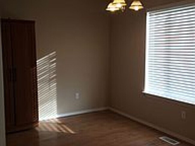 Building Photo - Comfort Meets Convenience in the Heart of Pullman