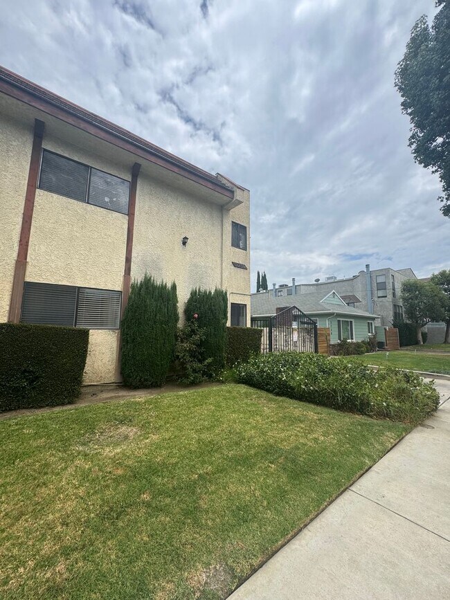 Building Photo - 5250 Bellingham Ave