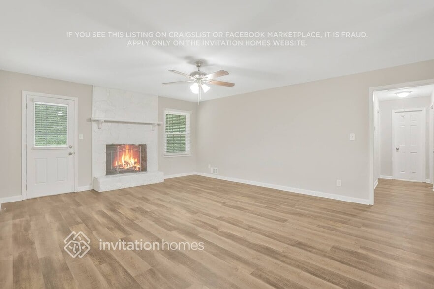 Building Photo - 3102 S Oak Ct SE