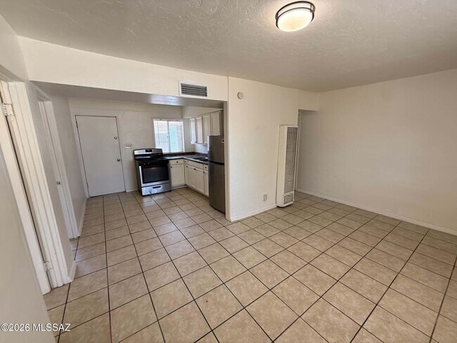 Building Photo - 460 E Delano St