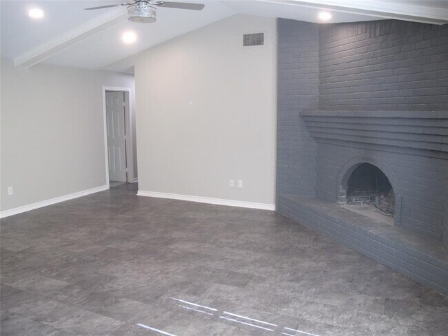 Building Photo - 3504 Roanoke Dr