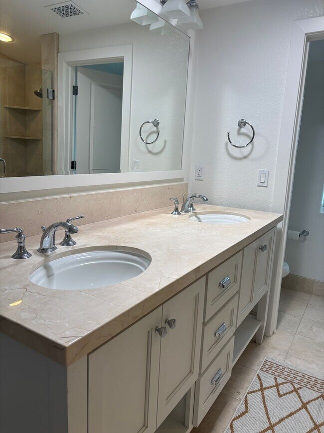 Building Photo - Pet Friendly 4 bed 3.5 bath home *AVAILABL...