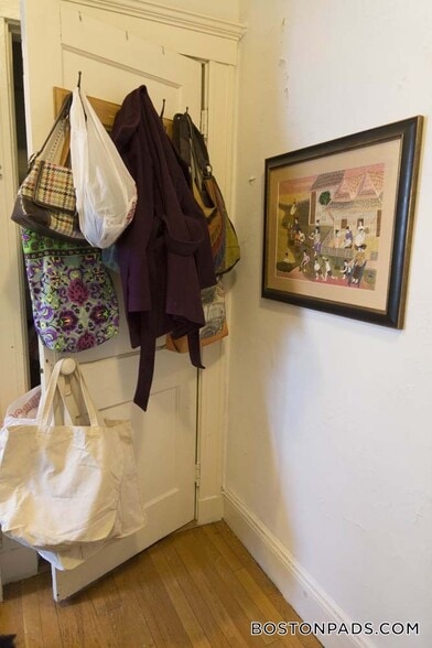 Building Photo - 143 Park Dr