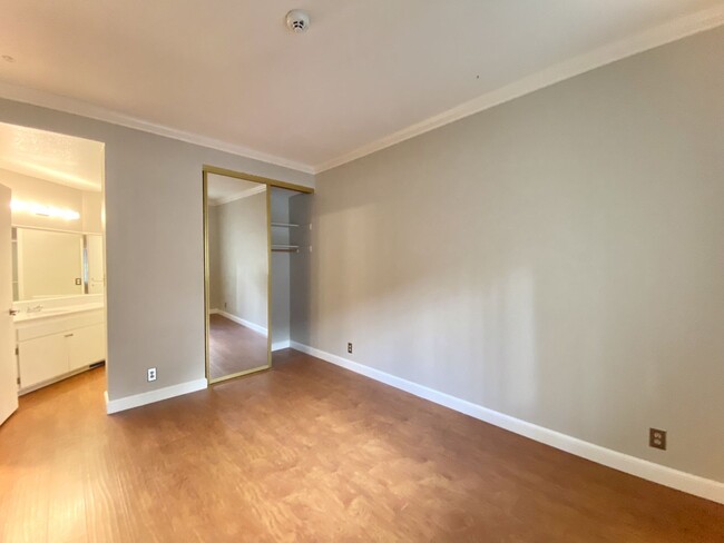 Building Photo - Adorable 2-Bedroom Condo in Newark!