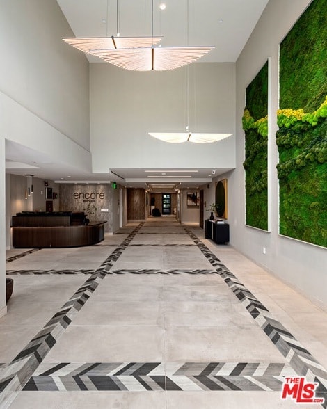 Building Photo - 505 S Barrington Ave