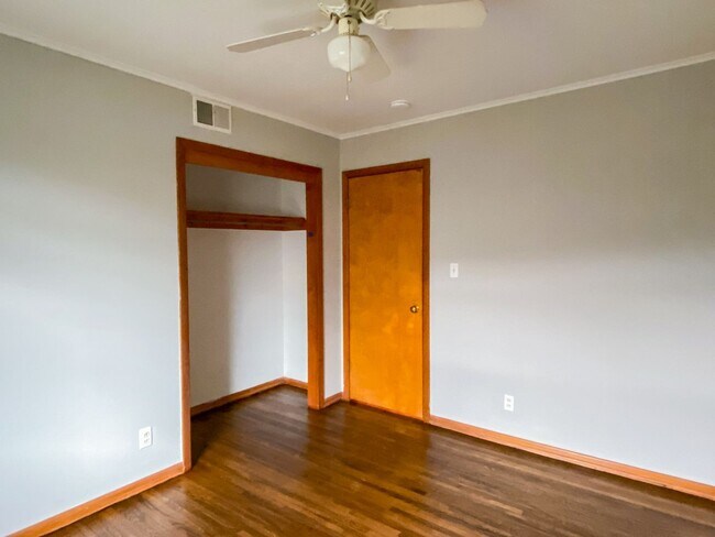 Building Photo - 404 S Garnett Rd