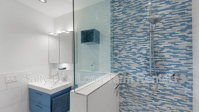 Building Photo - 3001 John Anderson Dr