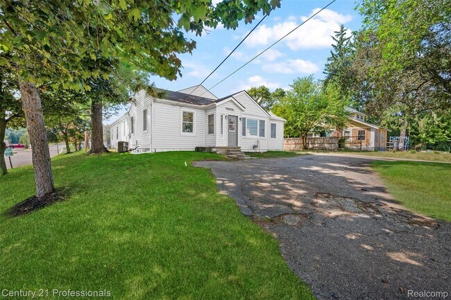Building Photo - 3621 Livernois Rd
