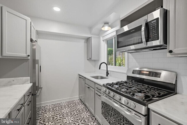 Building Photo - 511 Crestwood Dr