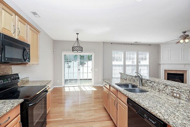 Building Photo - Beautifully Maintained 3BD/2.5BA 2 Story Townhome in Blakeney Preserve!