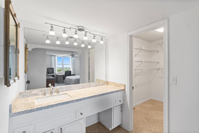 Building Photo - 5200 N Ocean Blvd