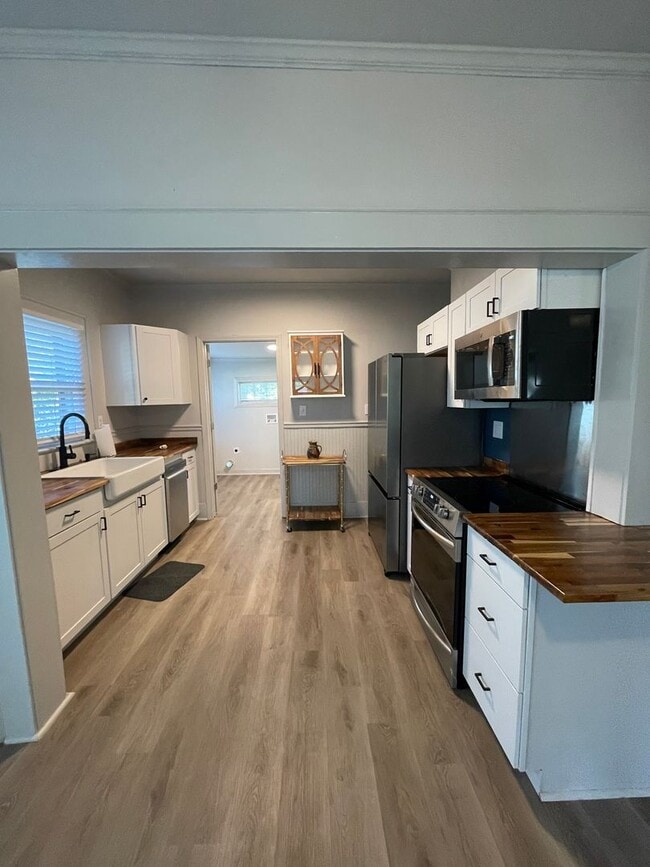 Building Photo - 2 bedroom, 1 bathroom home located in the ...