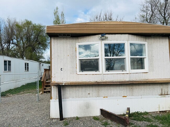 Building Photo - Pet Friendly Trailer