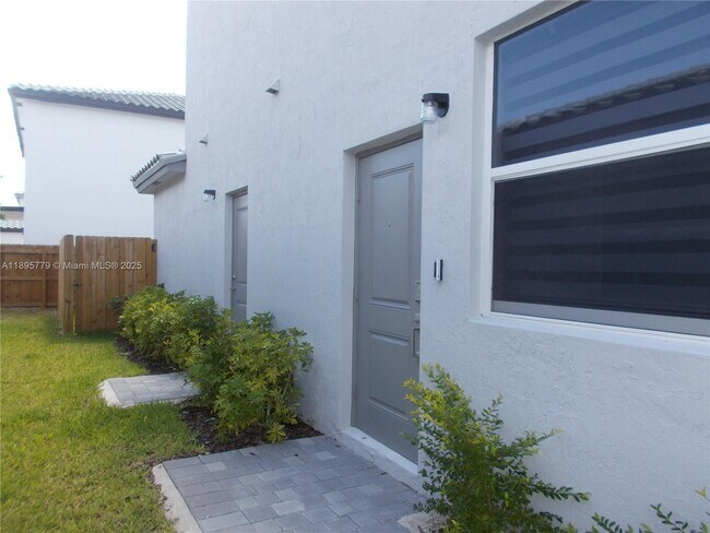 Building Photo - 879 SE 26th Ter