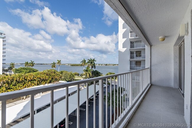 Building Photo - 3901 S Flagler Dr