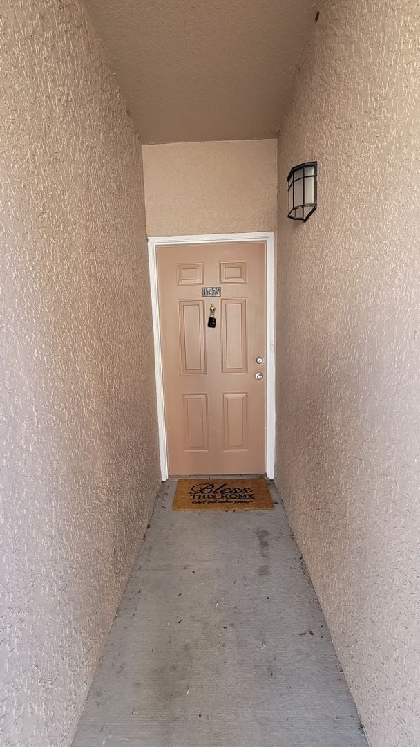 Building Photo - The Villas Condominiums  2/2 AVAILALBE NOW!