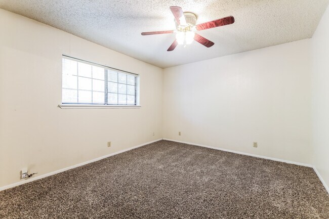 Building Photo - Charming 2BR/1BA Sherman Townhome with Private Fenced Backyard – Move-In Ready