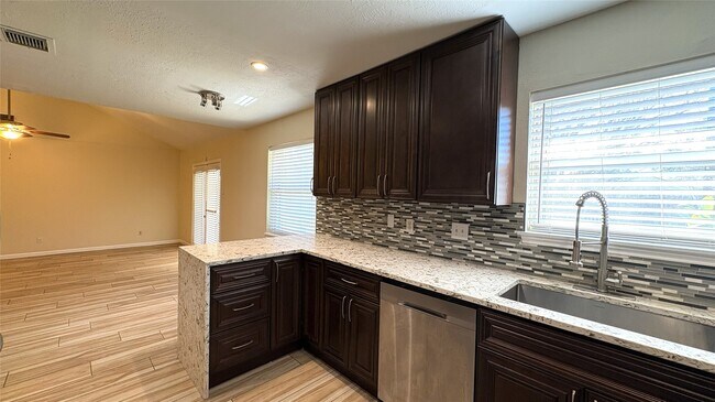 Building Photo - 13631 Greenway Dr