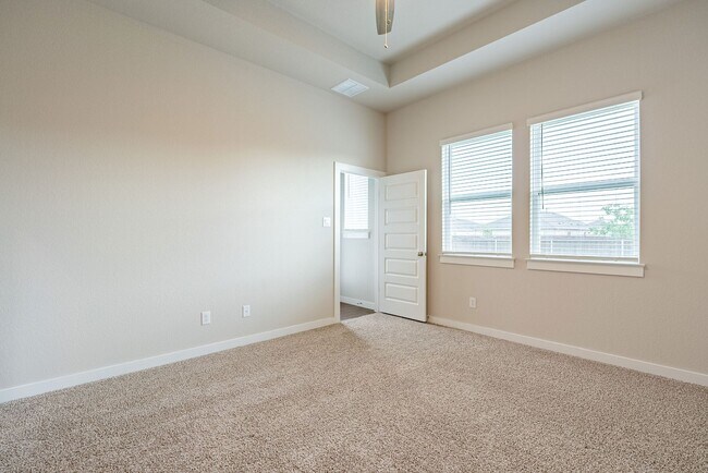 Building Photo - Beautiful 4 Bedroom, 2.5 Bathroom home in Manor!!!
