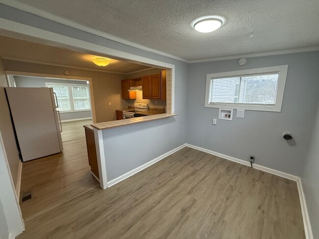 Building Photo - Great Rossville Home