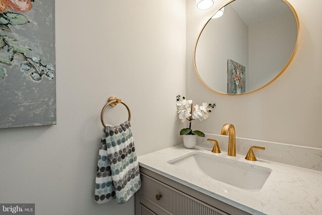 Building Photo - 233 Holly Dr