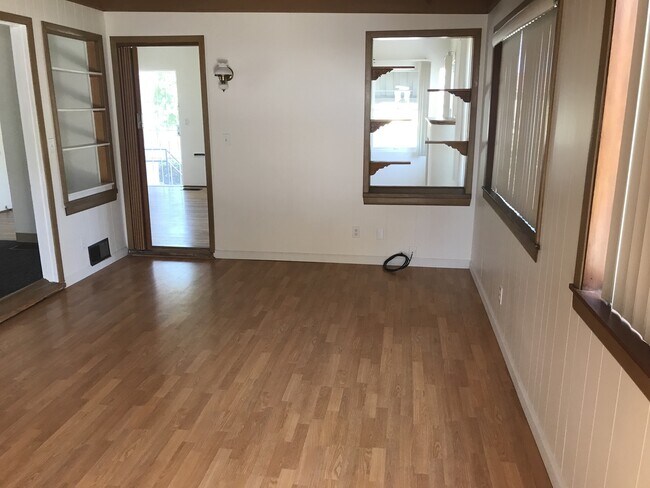 Building Photo - Spacious and Beautiful Home